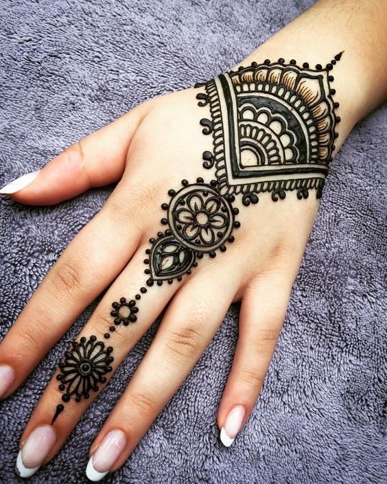 Arabic Mehndi Designs 2018 – Give your Hands a Surprising Arabic Hinna Mehndi Design